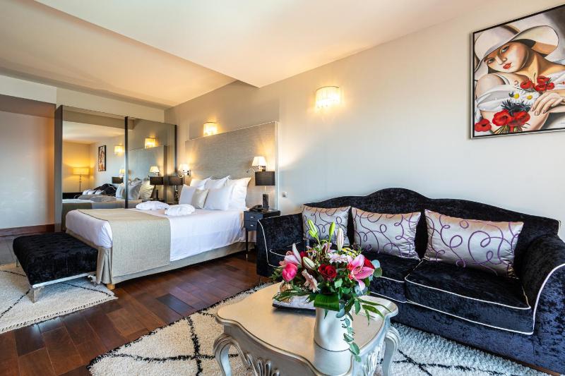 Deluxe Junior Suite with Sea View and Balcony or Terrace image 4