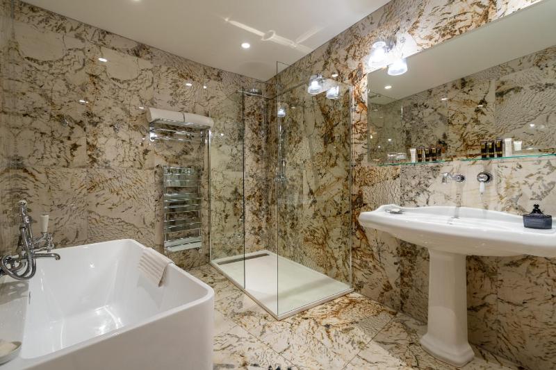 Deluxe Suite with Sea View and Balcony or Terrace image 3
