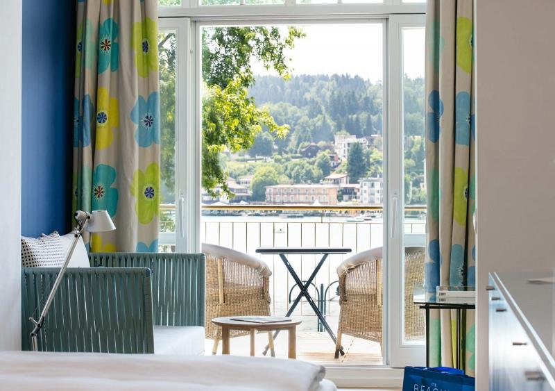 Double Room with Lake View image 2