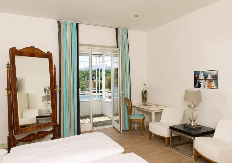 Double Room with Lake View image 3