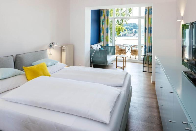 Double Room with Lake View image 4