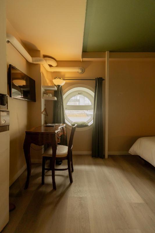 Junior Double Room image 4