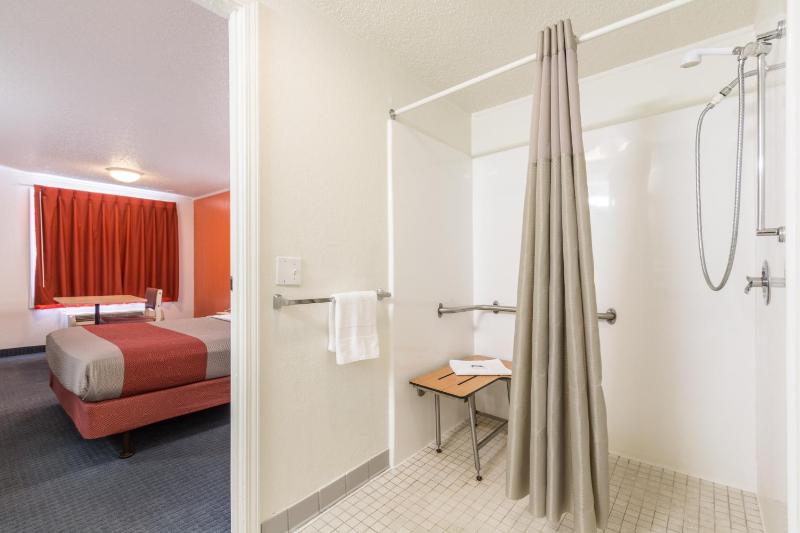 King Room - Mobility Access/Non-Smoking image 2