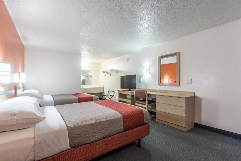 Double Room with Two Double Beds - Non-Smoking image 4