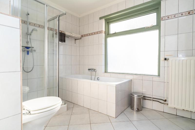 Two-Bedroom Apartment Ewout van dischoekstraat 7 ground floor image 3
