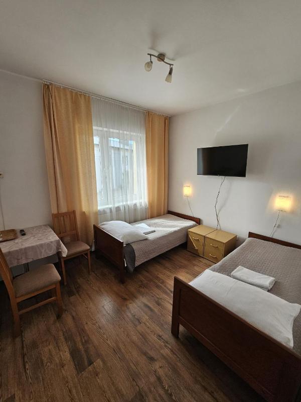 Standard Twin Room image 3