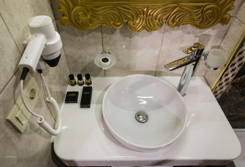 Deluxe Corner Suite image 4