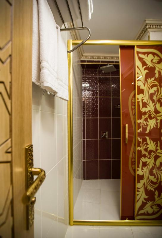 Deluxe Corner Suite image 3