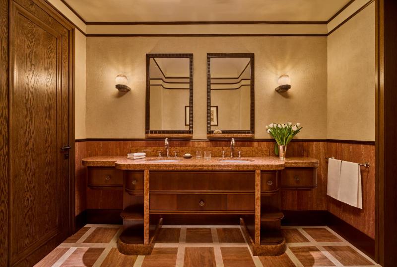 Suite with Minerva Square View image 4