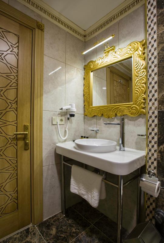 Deluxe Corner Suite image 2