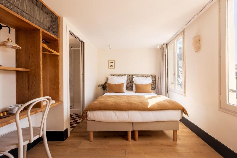 Deluxe Double Room image 2