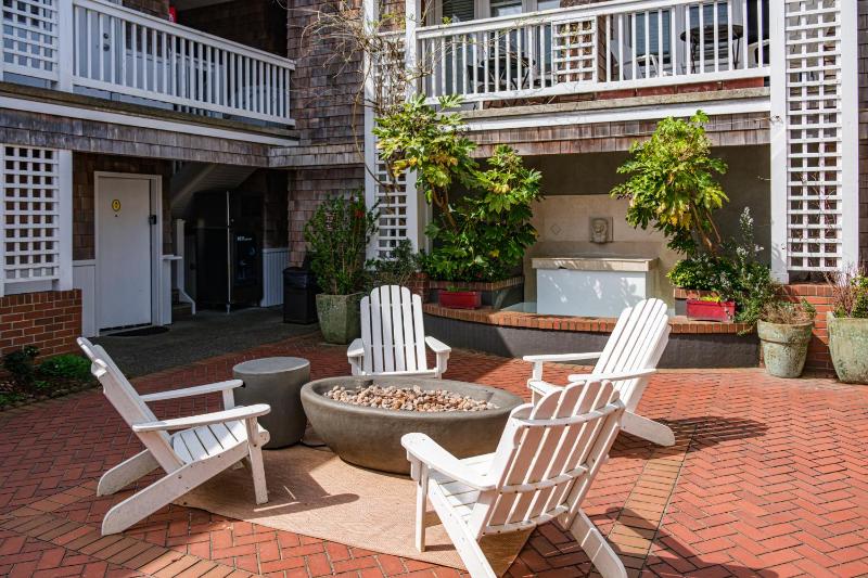 The Courtyard - Premier Queen (Children and Pet Friendly) image 3