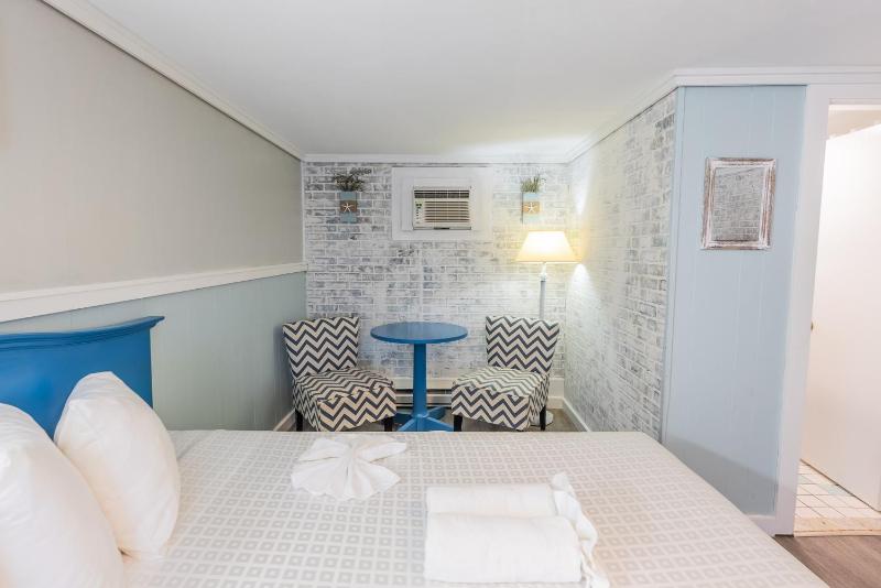 Queen room with Two Queen Beds image 4