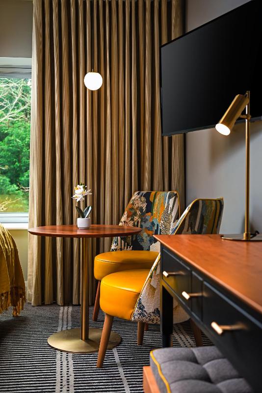 Deluxe Family Room image 3