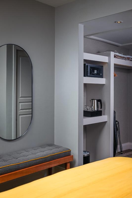 Deluxe Family Room image 2