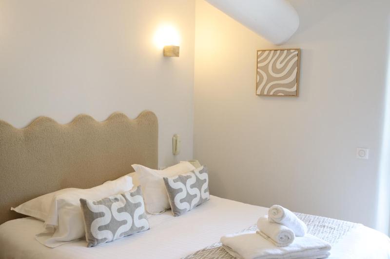 Classic Double Room image 4