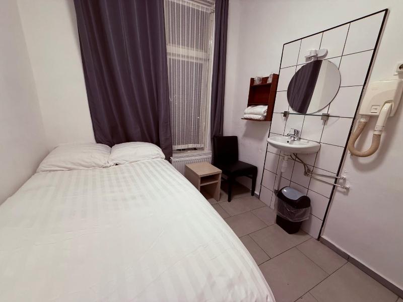 Double Room with Shared Bathroom image 3