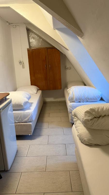 Triple Room with Shared Bathroom image 4