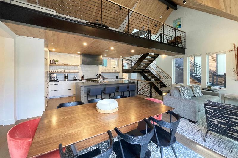 Loft House 101 by Exceptional Stays - image 4