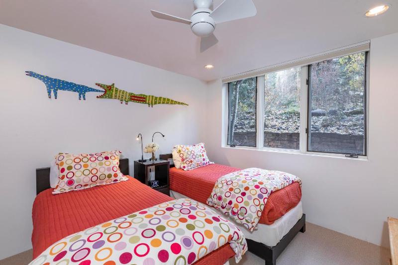Rivers Edge Retreat by Exceptional Stays - image 3