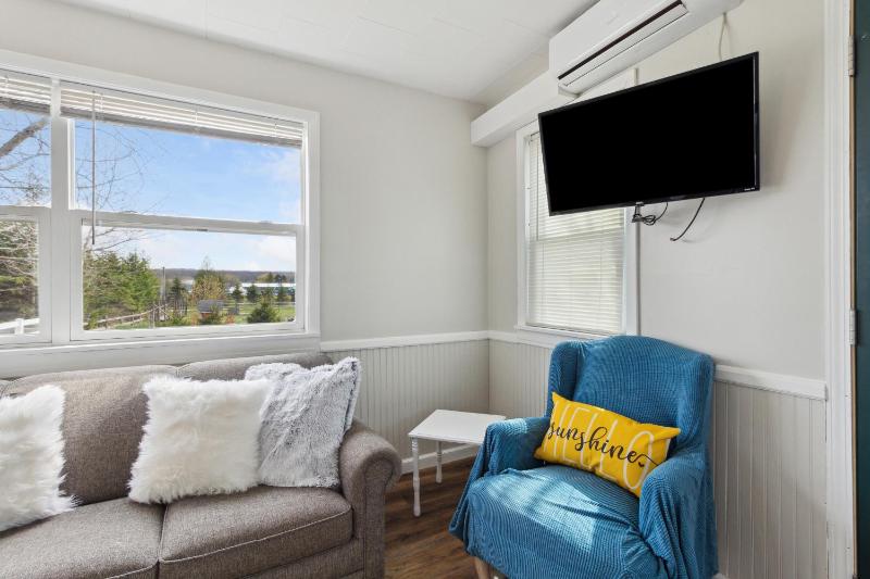 One-Bedroom Cottage image 2