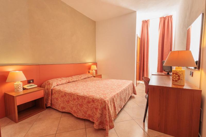 Double Room image 4