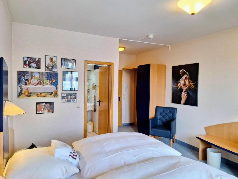 Single Room image 3