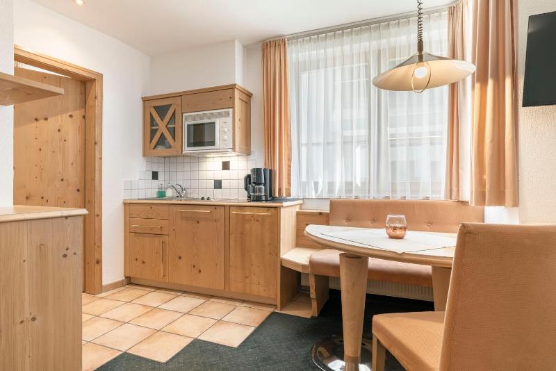 One-Bedroom Apartment F image 3