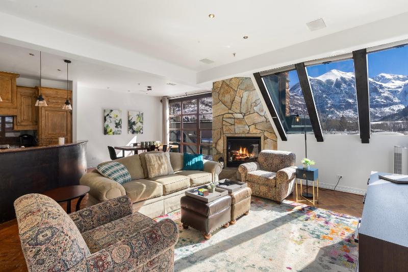 Wintercrown Penthouse by Exceptional Stays - image 2