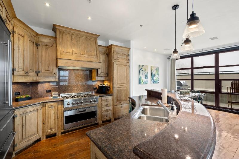 Wintercrown Penthouse by Exceptional Stays - image 10