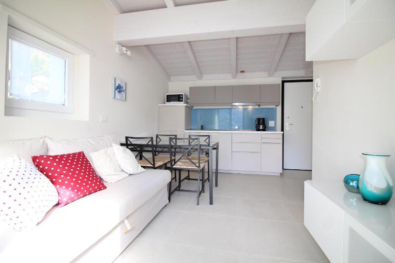 One-Bedroom Apartment 3 with Lake View - Annex image 3