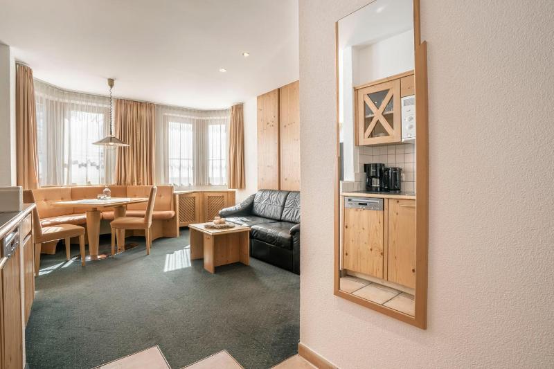 One-Bedroom Apartment E image 4