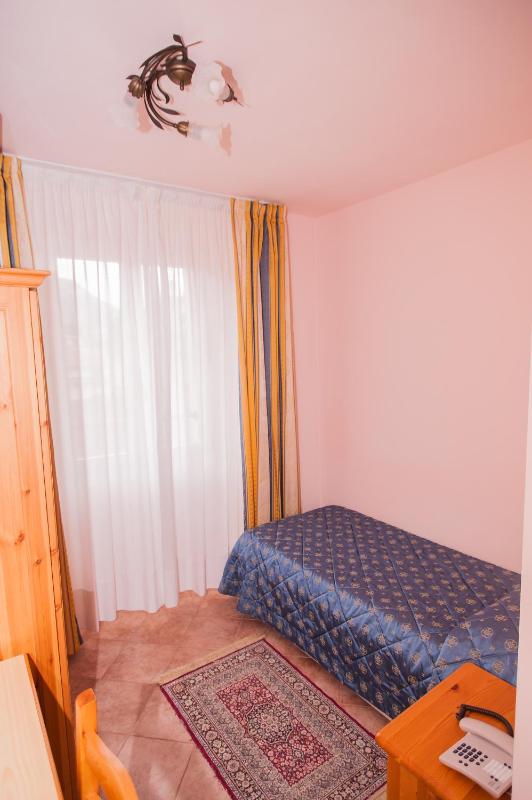 Single Room image 3