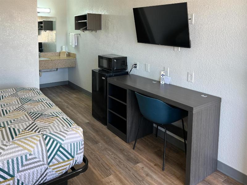 Queen Room - Disability Access - Non-Smoking image 4