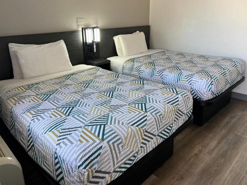 Quadruple Room - Non-Smoking image 4