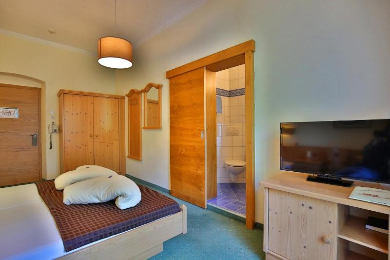 Standard Double Room image 3