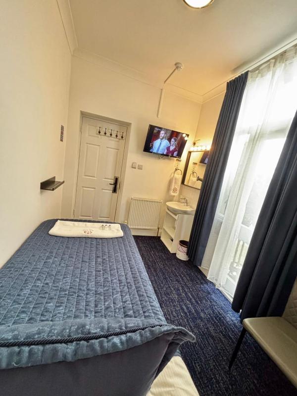 Single Room with Shared Shower and Toilet image 2