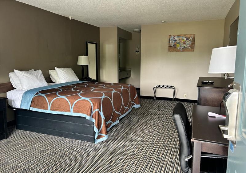 King Room with Roll-In Shower - Disability Access/Non Smoking image 3