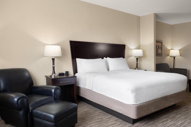 Queen Room with Two Queen Beds and Sofa Bed image 3
