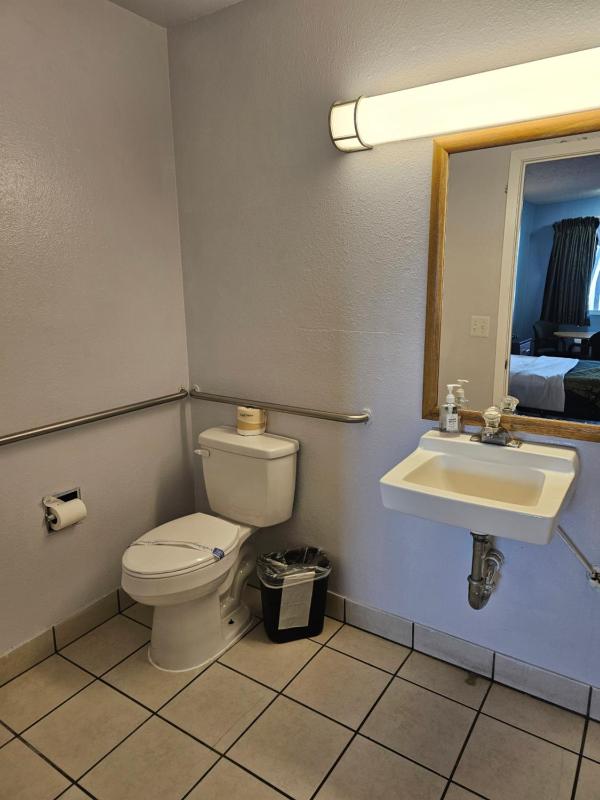 Queen Room - Non-Smoking image 2