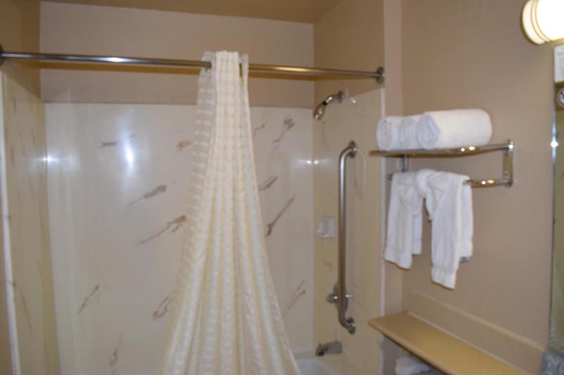 Queen Room with Two Queen Beds - Non-Smoking image 3