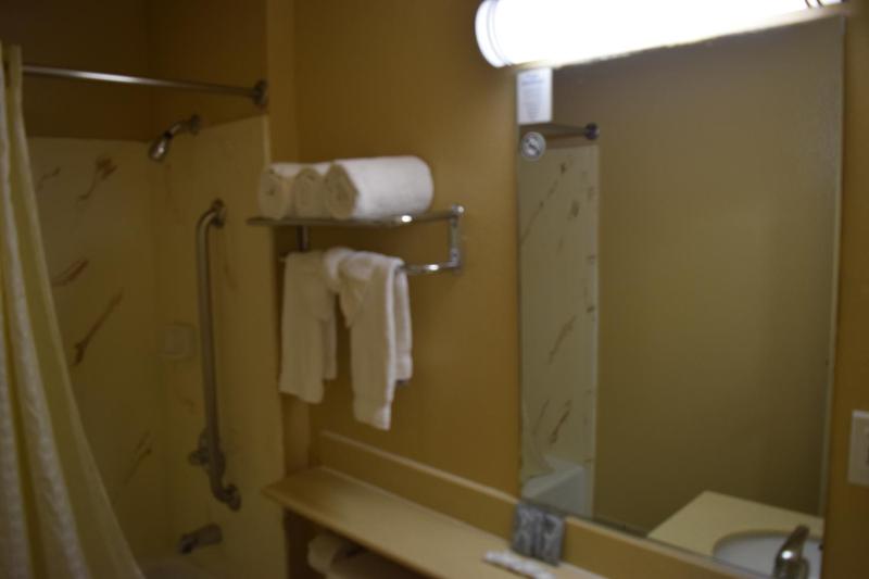 Queen Room with Two Queen Beds - Non-Smoking image 2