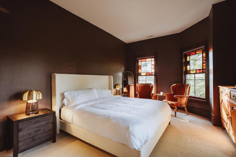 Deluxe King Room image 4