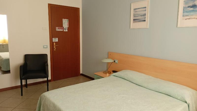 Double Room image 3