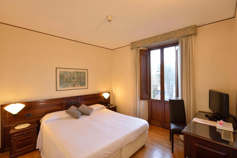 Classic Double Room image 4