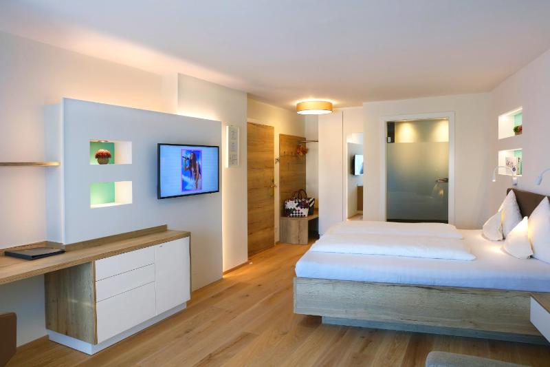 Superior Double Room with Sofa Bed image 3