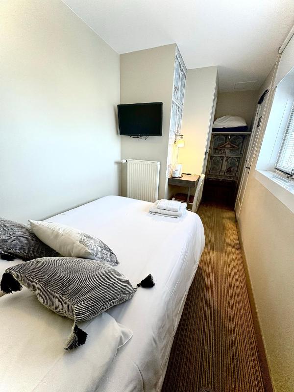 Single Room with Single Bed image 1