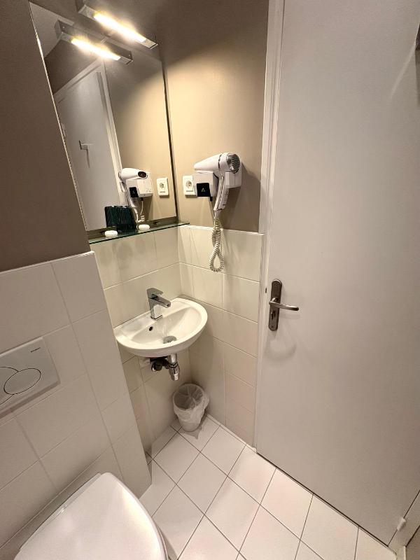 Single Room with Single Bed image 3