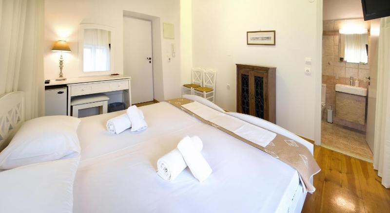 Petite Double Room image 2