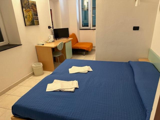 Double Room with External Private Bathroom image 3